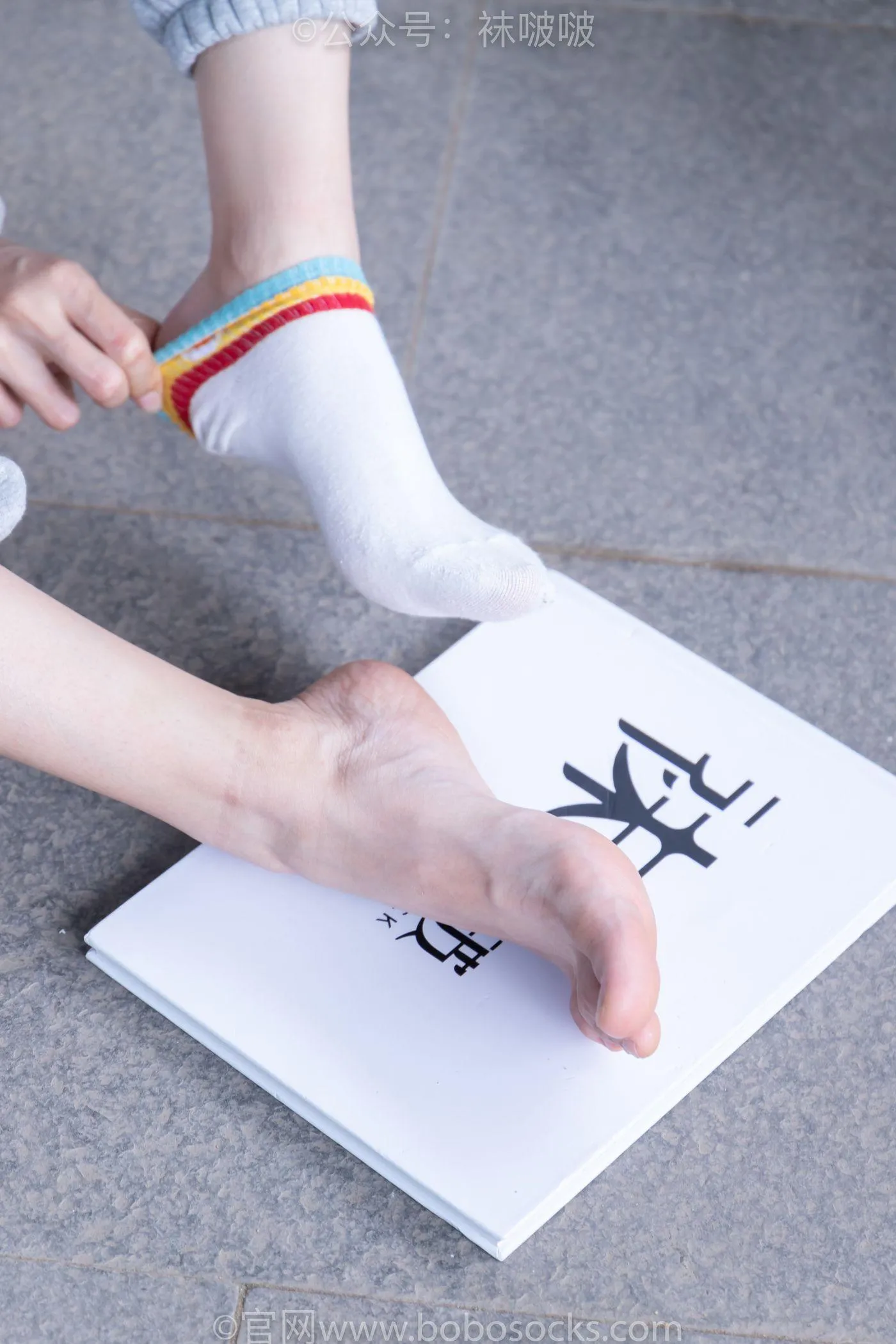 [BoBoSocks袜啵啵]NO.012 泡芙-运动鞋、白棉袜、裸足 [132P]插图1